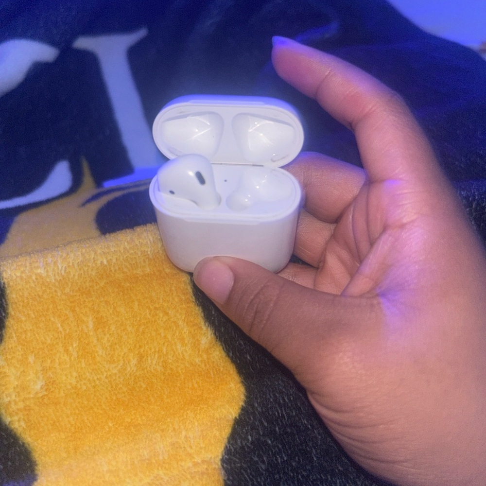 Apple White Earbud Headphones
